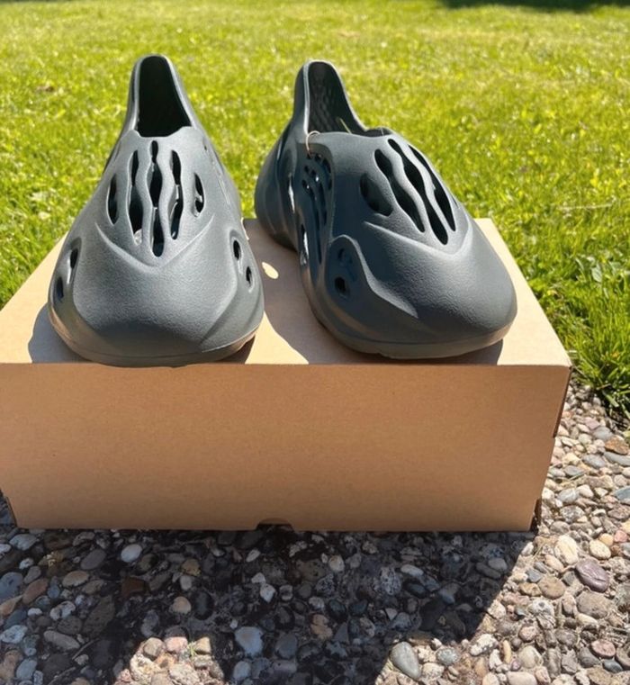 Yeezy Foam Runner Carbon - photo numéro 3