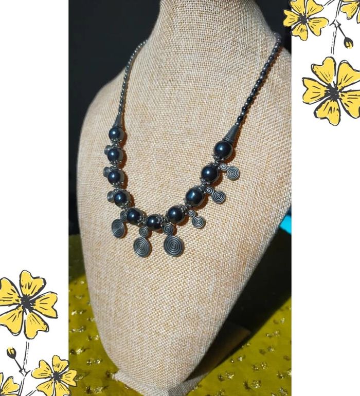 Collier perles grises & breloques spirales – Élégance intemporelle - photo numéro 4