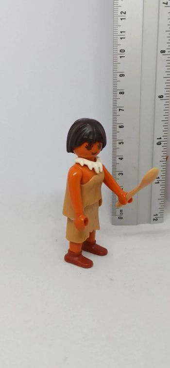 Femme de cromagnon avec collier d'os playmobil