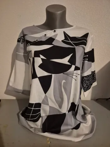Haut blouse motifs chat noir et gris, excellent état, taille L.