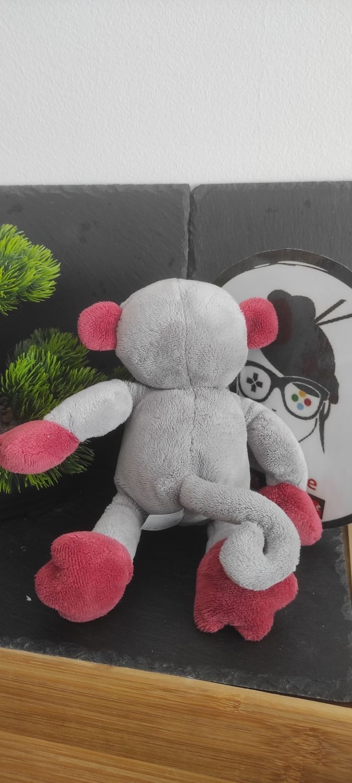 Bebisol Doudou Singe Arthur Gris Rouge Blanc peluche fleur lola - photo numéro 2
