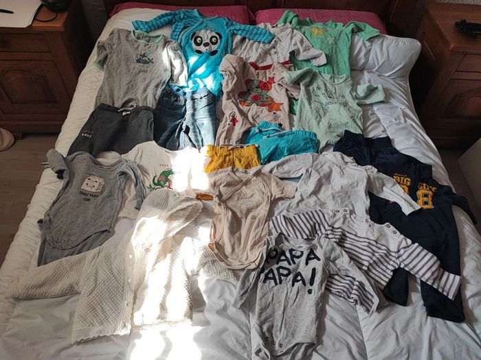 Lot d'une quinzaine de vêtements 9 mois