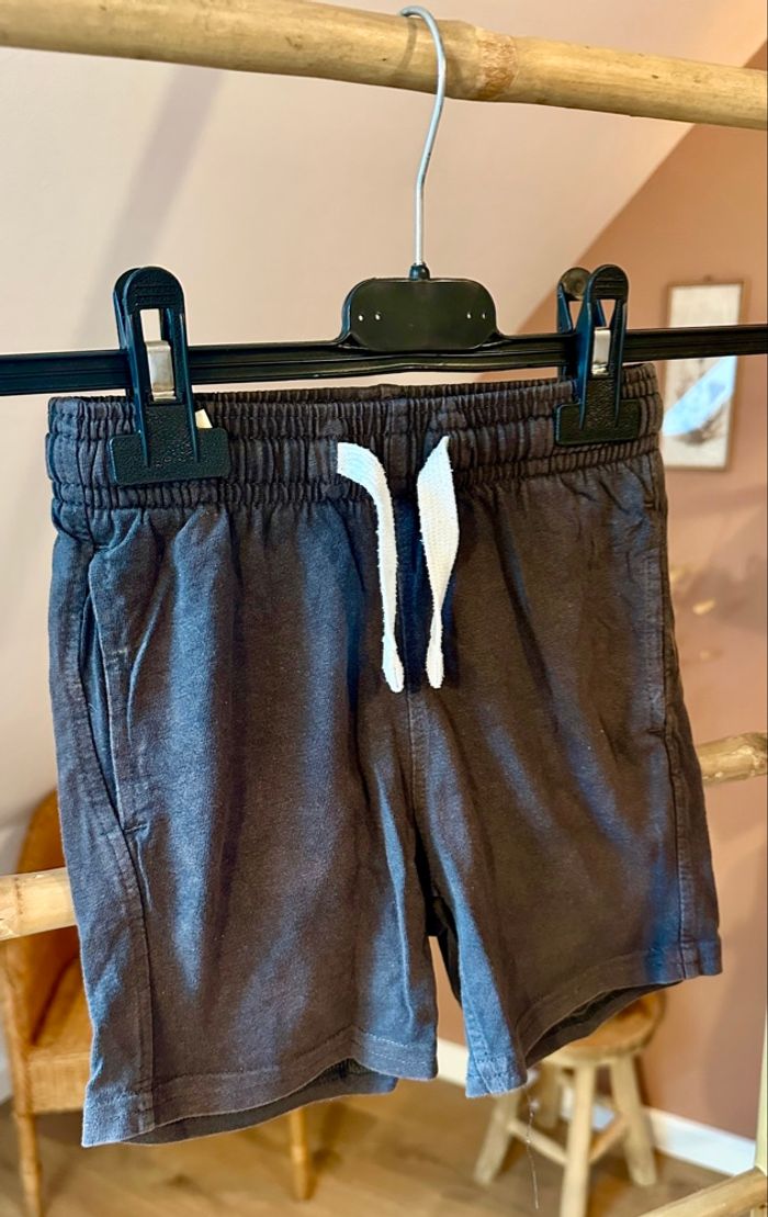 💜 Short gris Kiabi taille 4 ans 💜