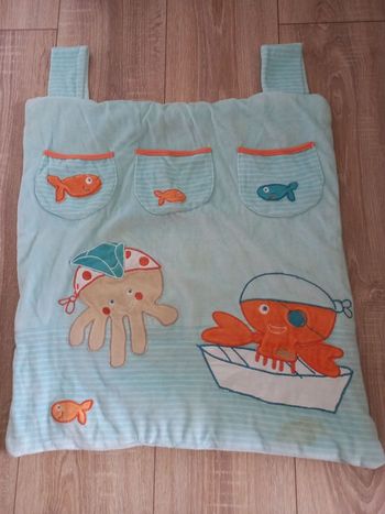 Tête de lit ou pied de lit bébé bleu avec poche marque Kitchoun