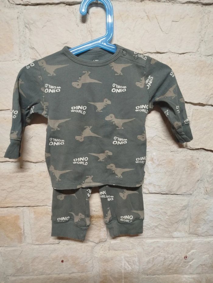 Ensemble pyjama bébé "Dino World" KIABI 12 mois (80 cm / 10 kg)