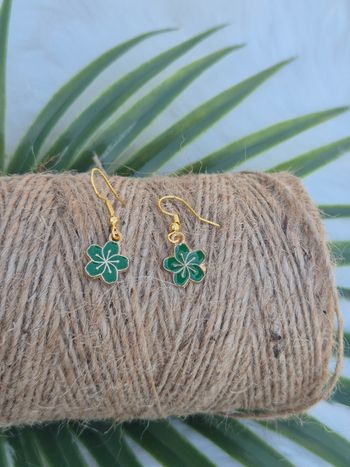 Boucles d’oreilles fleurs en metal vert et doré 🌸✨ #Bijoux #Accessoires #Mode