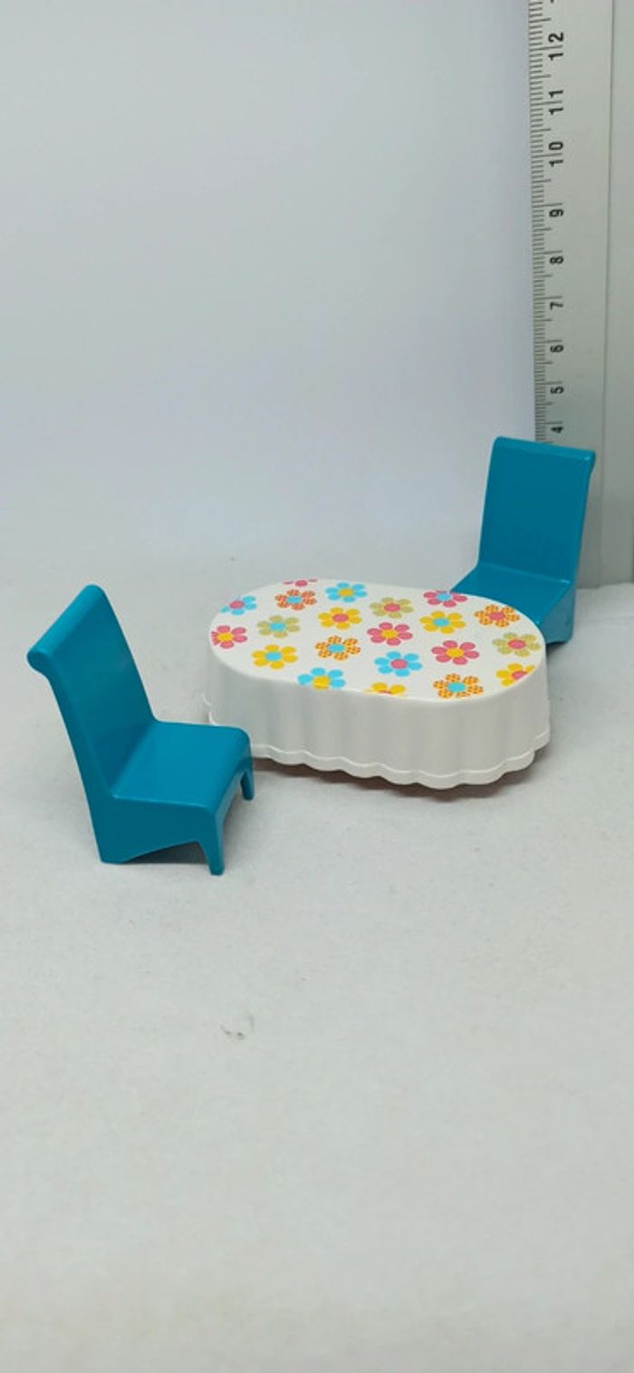 Table drapée fleurie blanche avec chaises bleues playmobil