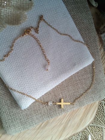 Collier croix en acier et pierres de cristal de roche