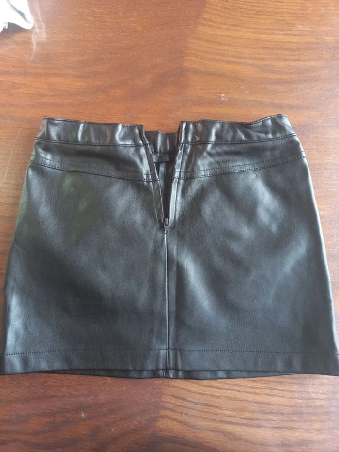 Jupe en "simili cuir" noir - photo numéro 3