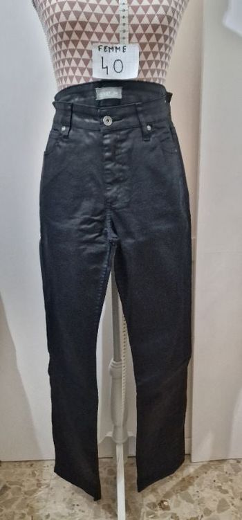 Jean, noir, façon cuir brillant, en très très bon état, longueur 107cm, largeur 41cm