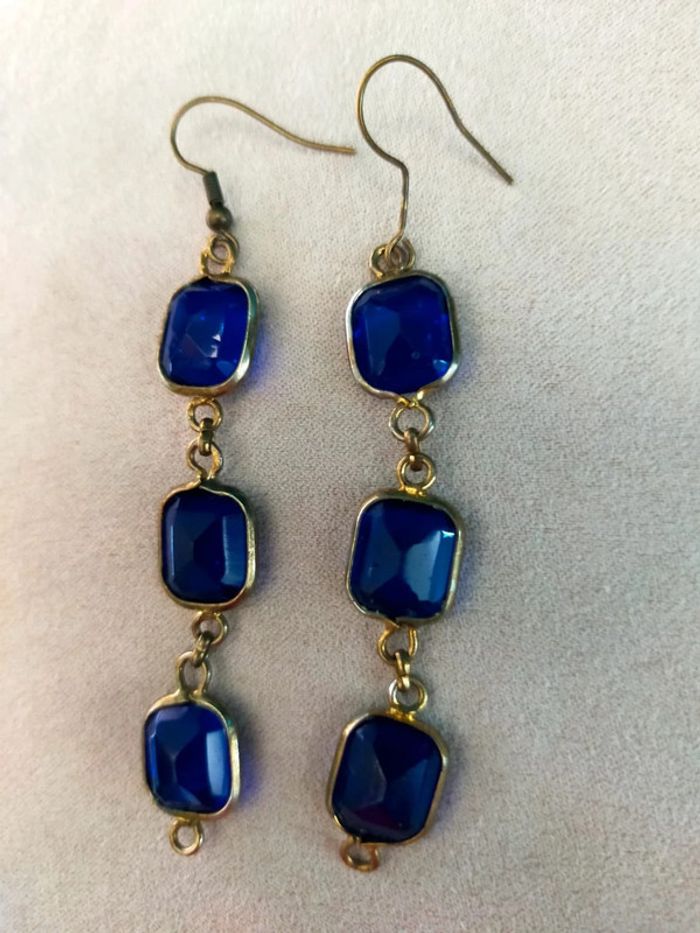 Boucles d’oreilles pendantes dorées & pierres effet verre bleu saphir – Chic intemporel - photo numéro 7