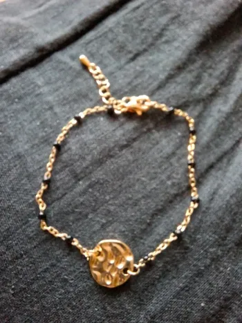 Bracelet chaîne dorée avec médaillon martelé et perles noires