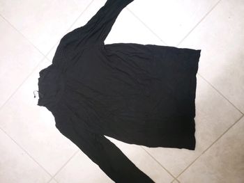 Blouse noire motif épaule