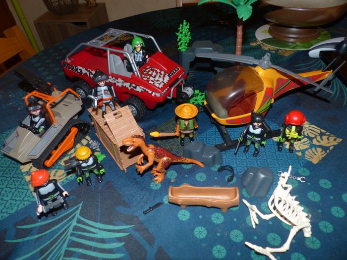 Lot playmobils chasseur de dinausores - photo numéro 4