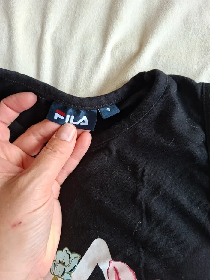 1 débardeur noir écriture sur le devant marque Fila taille S, en très bon état - photo numéro 2