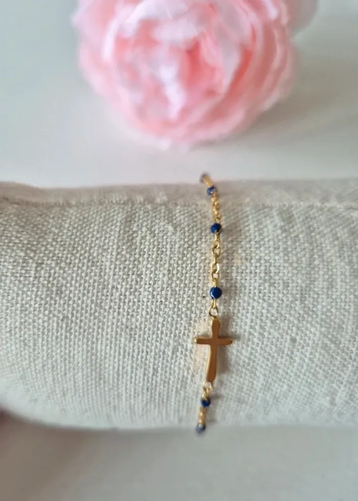 bracelet dorée or avec croix chrétienne style gigi perles bleu foncé