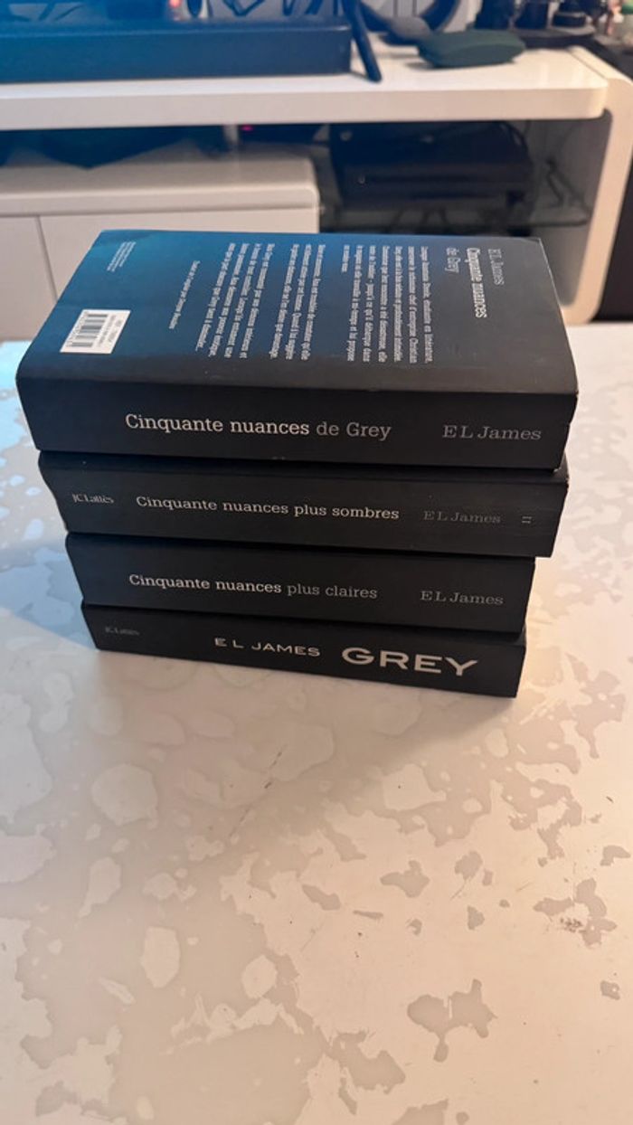 Lot de 4 livres Cinquante nuances de E. L. James  Trilogie complète + “Grey” - photo numéro 2