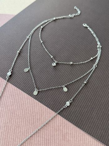 Collier sautoir à plusieurs rangs en laiton argenté