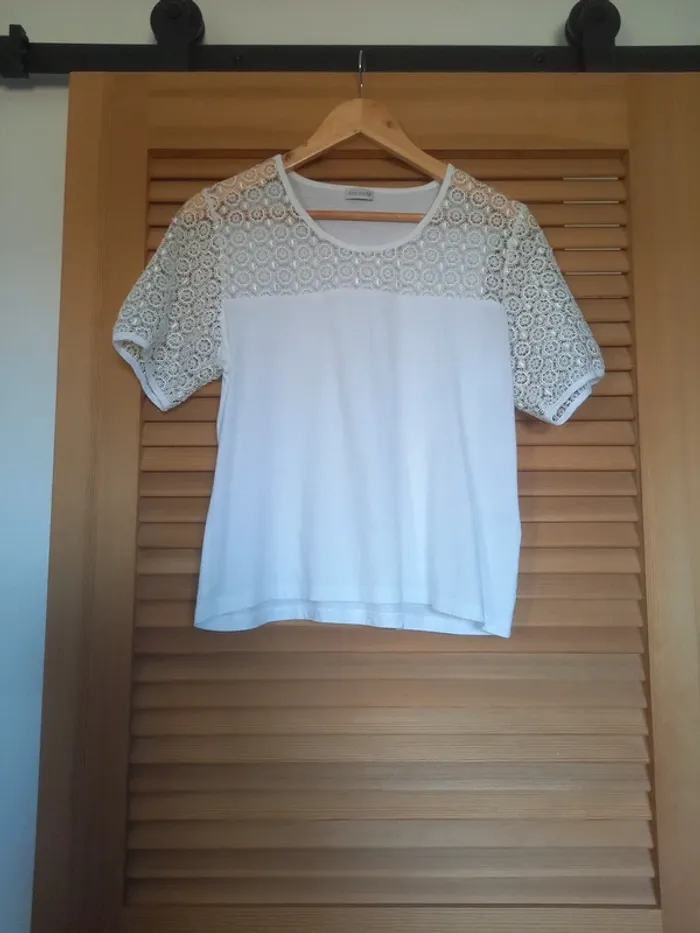 Superbe tee-shirt à dentelle