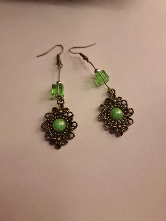 Boucles d'oreilles pendante bronze et verte - photo numéro 3
