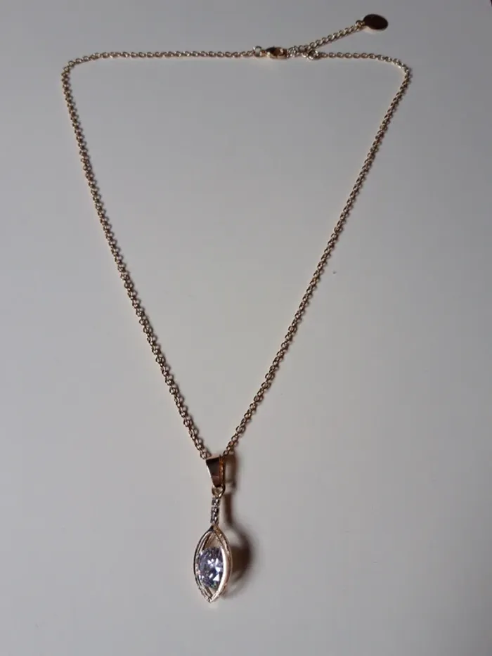 Collier pendentif fantaisie doré - photo numéro 2