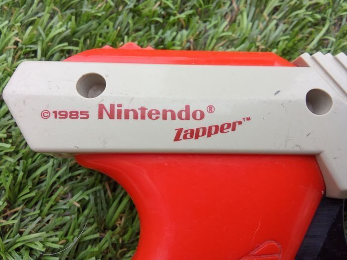 Nintendo NES zapper 1985, vintage, accessoire Nintendo duck hunt 005 orange, gris, made in japan - photo numéro 3