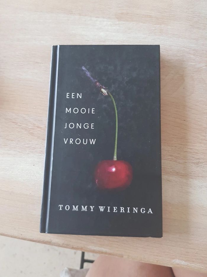 Een mooie jonge vrouw - Tommy Wieringa