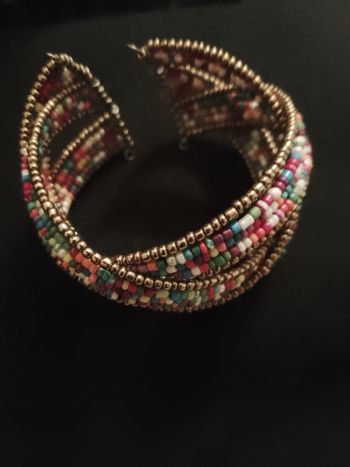 bracelet en perles en plastique multicolores.