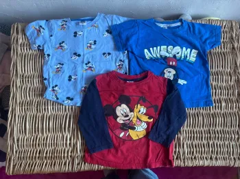 3 t-shirt mickey 3ans en très bon état