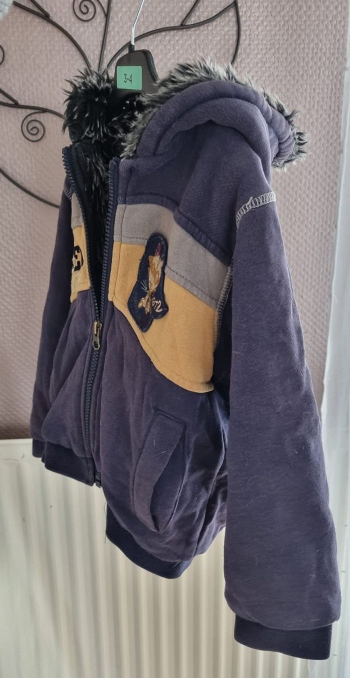 Gros sweat polaire 4 ans Catimini 

Très bon état

Vêtement de première main lavé pour la vente sans trou ni tâche 

Joli dessin / broderie raton laveur - photo numéro 2