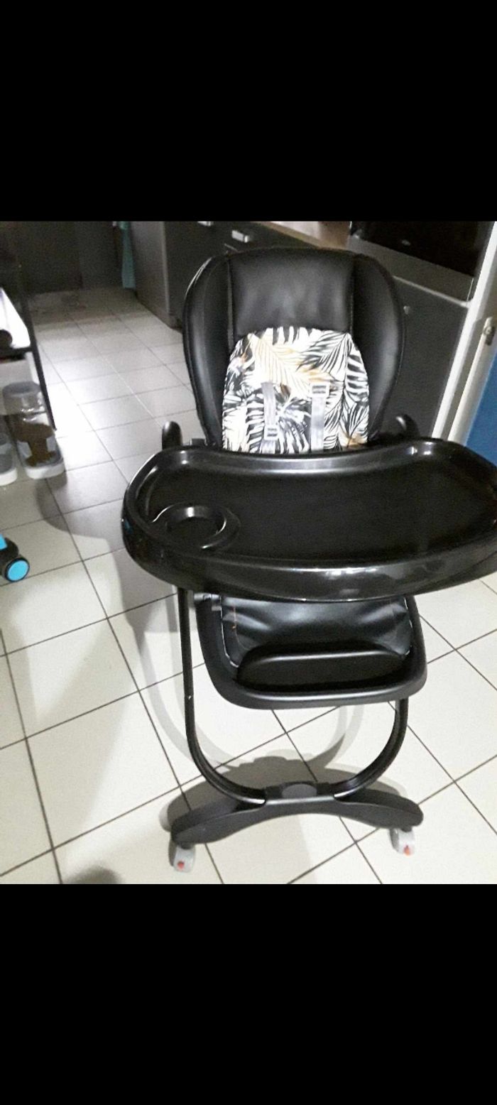 Vends chaise haute simili cuir noir - photo numéro 4