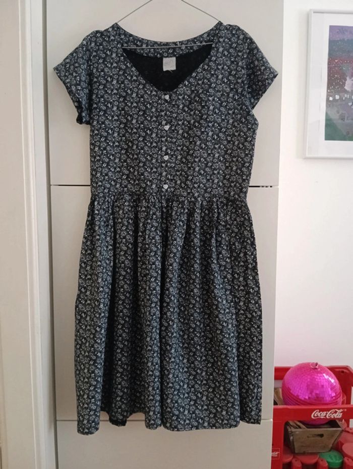 Robe boutonnée vintage noire fleurs blanches en viscose taille 40 - photo numéro 2