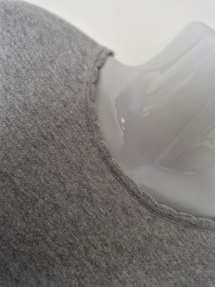 Pulls col romantique et boutons décoratifs dorés - photo numéro 3