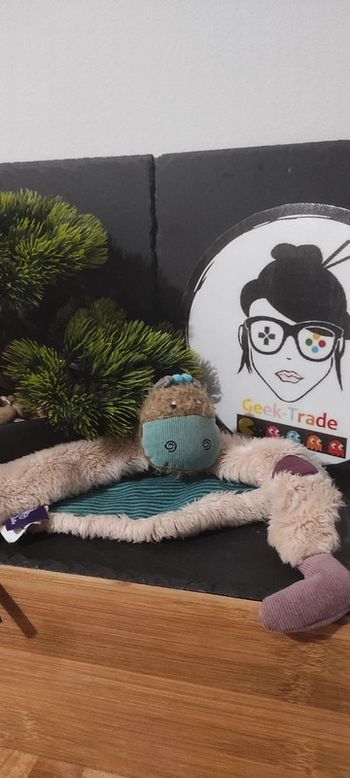 Doudou plat vache Les Jolis pas beaux moulin roty beige rond chaussure vert rayé