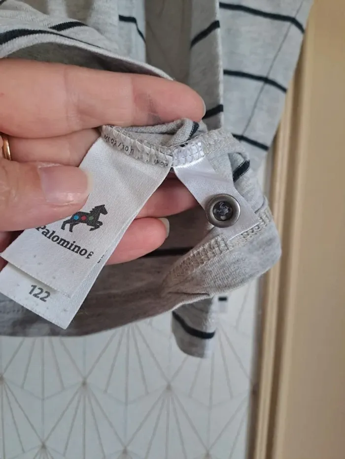 T-shirt à capuche garçon 6-7 ans palomino gris bleu comme neuf - photo numéro 7