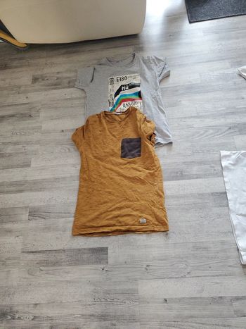2 tee-shirt xs  14 ans