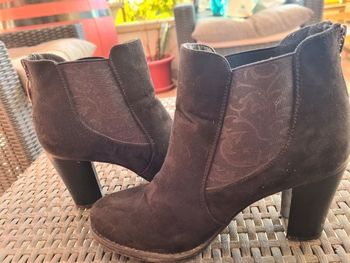 Bottines femme. Daim Noir. talon 8,5 cm. Taille 39. Closer.