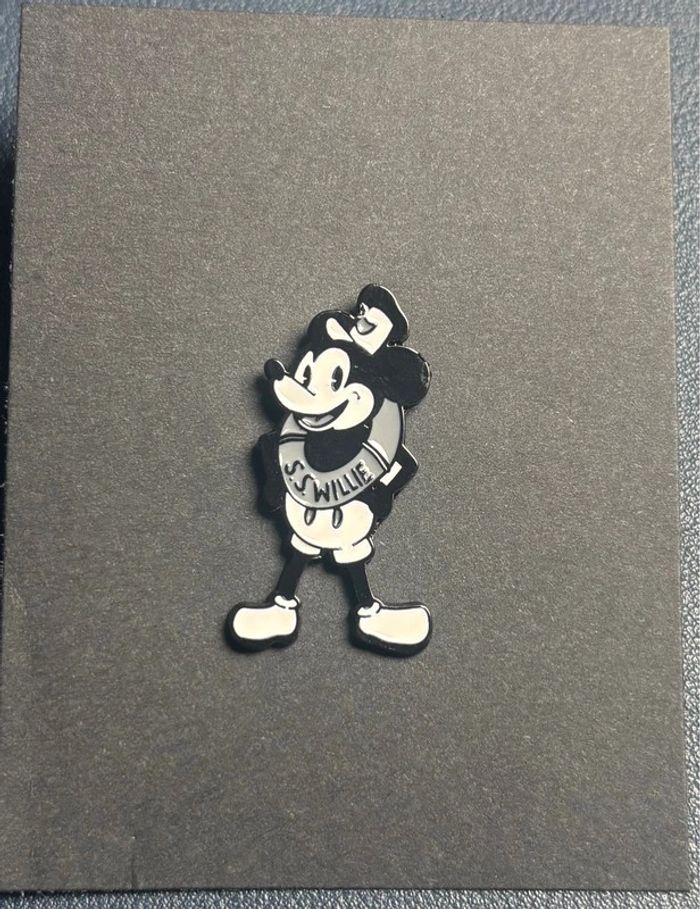 Superbe pin’s Mickey noir et blanc