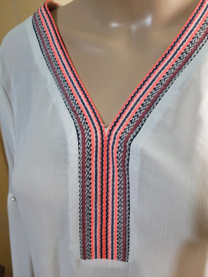 Blouse blanche, col V tressé rose, taille S - photo numéro 2
