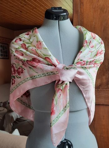 Foulard rose imprimé fleuri