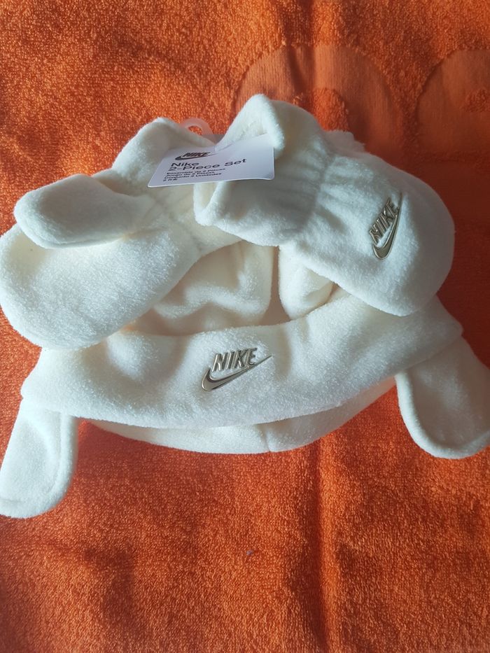 Magnifique endroit bonnet et moufles taille unique nike authentique neuf avec étiquette 🏷 - photo numéro 6