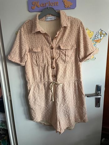 Magnifique combishort à manches courtes beige à fleurs, taille M, marque Feelhoo