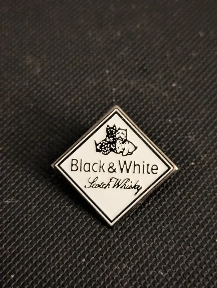 Pin's logo Black and White Scotch Whisky