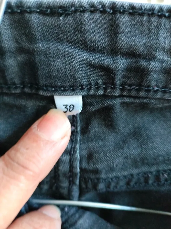Jean noir droit slim T 38 - photo numéro 3