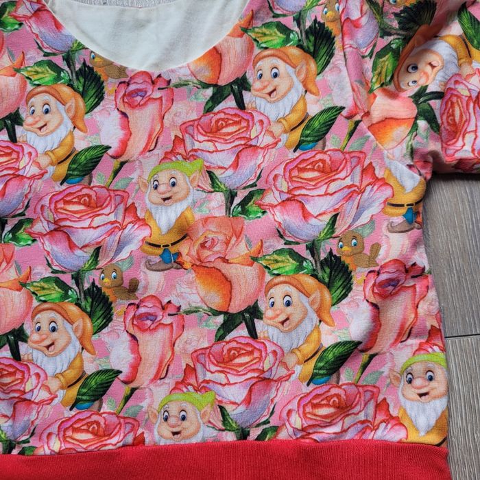 Très belle robe rouge clair,orange. motif rose, nain. Fille 8 ans - photo numéro 2