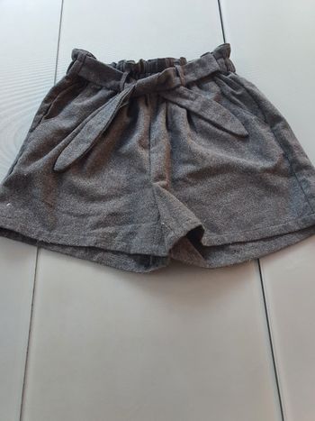 Short gris tape à l'œil