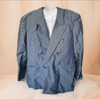 Tres jolie veste satinée bleu rayures verticales