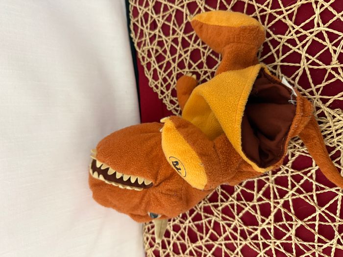 Peluche marionnette dinosaure orange Jurassic world 25 cm - photo numéro 5