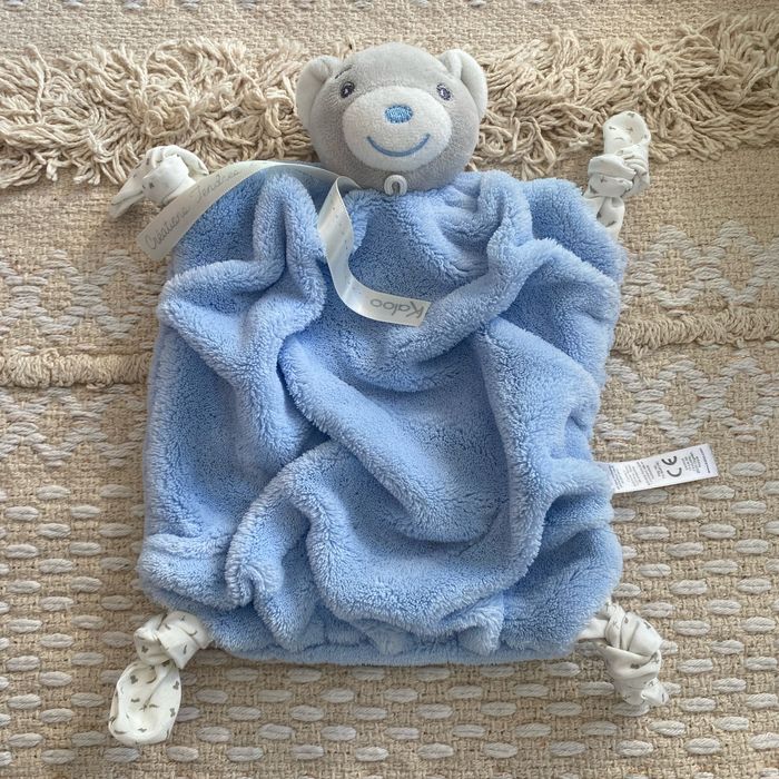 Doudou ours plat kaloo bleu collection plume