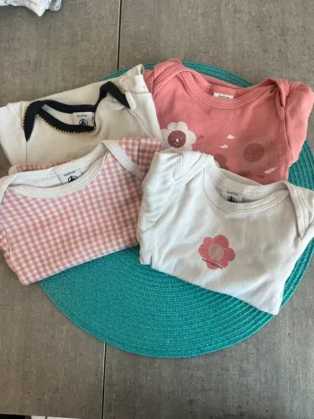 Jolie lot de body petit bateau manches longues 6 mois fille